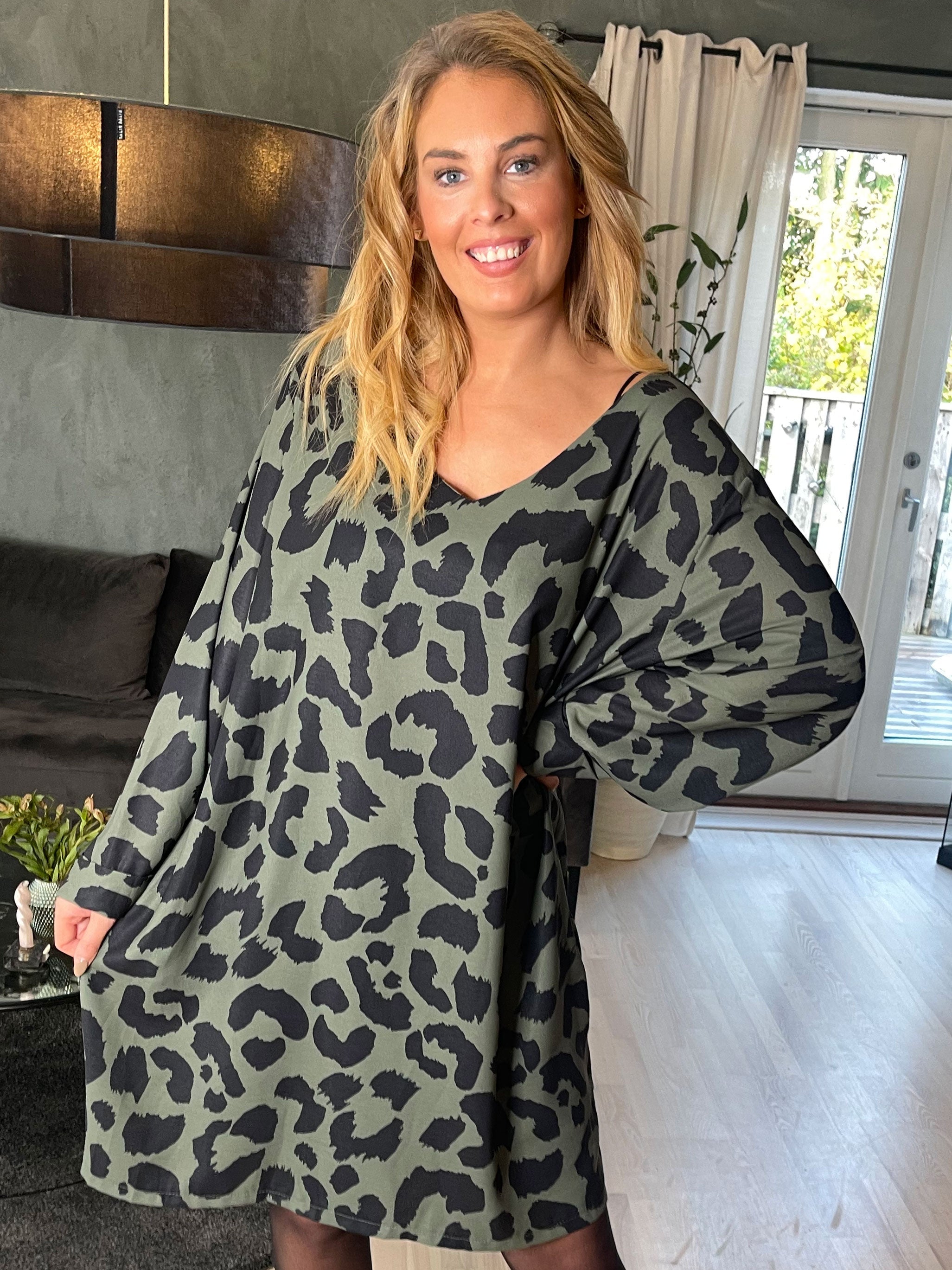 Vanelia - Söt viskosklänning i stort leopardmönster - Black